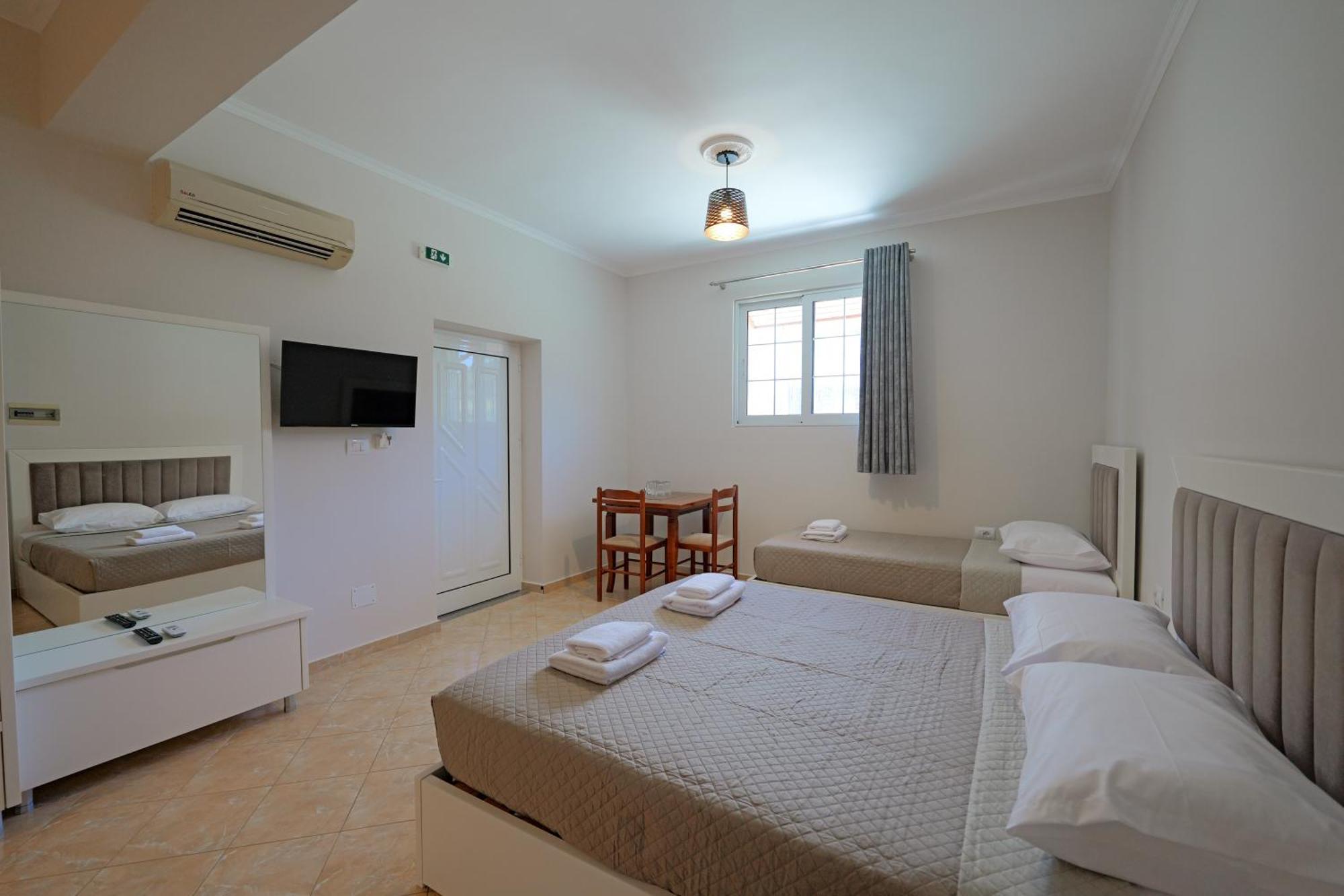 Hotel Deja Vu Ksamil Bilik gambar